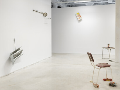 Richard Wentworth, Rearview mirror, exhibition view. Courtesy of Prats Nogueras Blanchard