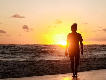 Camminare sulla sabbia, lontano dalla casa e dagli altri familiari, crea uno spazio sospeso in cui il loro rapporto assume una dimensione diversa