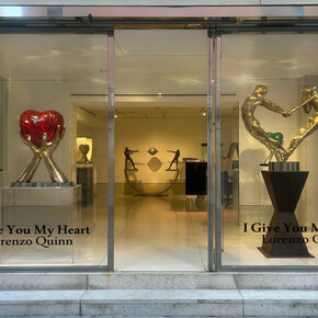 Lorenzo Quinn, I give you my heart, vista della mostra. Cortesia di Contini Art Gallery
