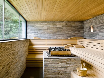 Il Ganis World riunisce diverse esperienze di ospitalità e ristorazione, mettendo in relazione il resort con le strutture di montagna Ganischgeralm e Gardoné nell’area di Obereggen-Latemar. Ganis Resort, Nova Ponente Obereggen, Trentino Alto Adige, Italia