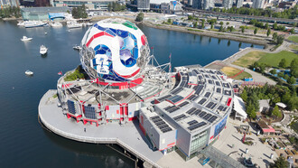 Lo que ningún medio deportivo destacó. Un aumento sostenido y documentado de la violencia contra las mujeres. A esto se suma que fue un torneo marcado por una sucesión de incidentes racistas, xenófobos y discriminatorios. Science World, en Vancouver (Columbia Británica), durante su transformación en «The Beautiful Dome», una estructura temporal diseñada a imagen del balón oficial de la Copa del Mundo de la FIFA 2026.