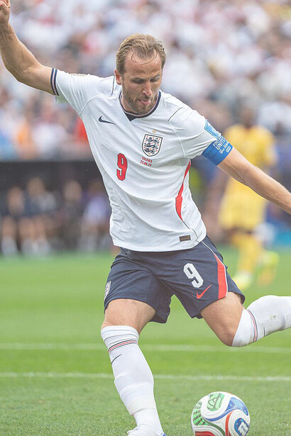 Kapitän Harry Kane spielte für England im Halbfinale der WM 2018 (1-2) gegen Kroatien sowie im Halbfinale der WM 2026 (1-2) gegen Argentinien. Beide Spiele wurden mit dem prominenten Zuschauer Mick Jagger im Stadion verloren. Bild: Harry Kane, während der WM-2026