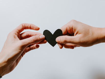 Dos manos sostienen una figura en forma de corazón