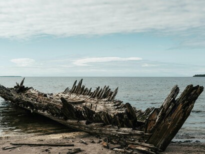 O Cardeal Brymonnard celebrou o casamento. O marquês e a marquesa não paravam de chorar, de tão emocionados que estavam. Quando o religioso abençoou a união, declarando os dois jovens marido e mulher, a marquesa levantou-se de seu lugar e abraçou-os. Olhou para o imenso crucifixo no altar-mor e disse, num alto suspiro: “Eu vos deixo com a proteção de Deus, meus filhos!”. Desmaiou. Acharam que fôra a emoção, mas não: estava morta. Em seu rosto, o sorriso mais puro que alguém poderia carregar para a Eternidade
