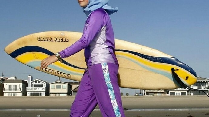 Mulher surfista com burkini