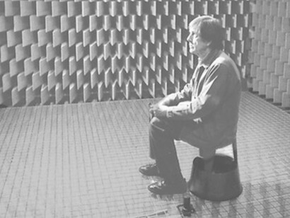 John Cage all''Harvard University, in una camera anecoica nel 1951