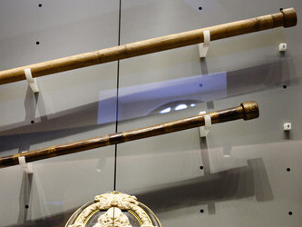 O telescópio mais antigo de Galilei, parte com lente. Projetado e produzido: Galileo Galilei, 1609. Madeira, couro; comprimento 927 mm. Museu Galileo, Florença, Inv. 2428