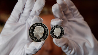 La Royal Mint británica presenta las primeras monedas que incluyen una efigie del rey Carlos III