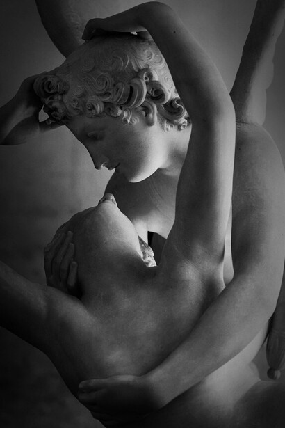 La estatua de Antonio Canova, también conocida simplemente como El beso, se encuentra en el Museo del Louvre