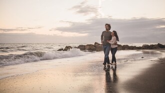 Un amore estivo può nascere all’improvviso, tra una risata in spiaggia e un tramonto, lasciando un segno che riscalda il cuore durante i mesi più freddi