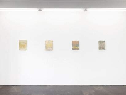 Varios artistas, En las noches más oscuras lucen las más brillantes estrellas, vista de exhibición. Cortesía de la Galería Luis Adelantado