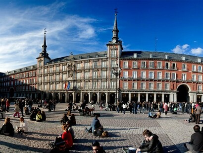 Gente sentada en el suelo de la Plaza Mayor de Madrid
