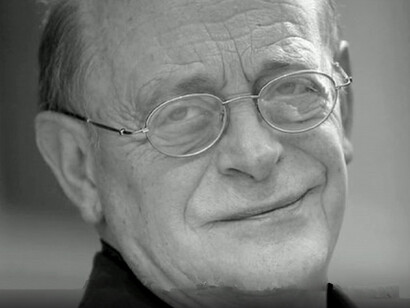 Antonio Tabucchi è stato uno dei più importanti scrittori italiani contemporanei, noto per il suo impegno civile e la passione per la cultura portoghese, che ha influenzato gran parte delle sue opere. Qui in un frame di un'intervista "Antonio Tabucchi - Scrittura e frontiere" per "televisionet"