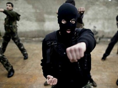 Syrian opponents in a military training