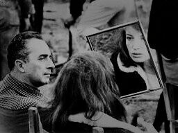 Michelangelo Antonioni, regista di “Deserto rosso”, insieme alla protagonista del film, Monica Vitti, 1964