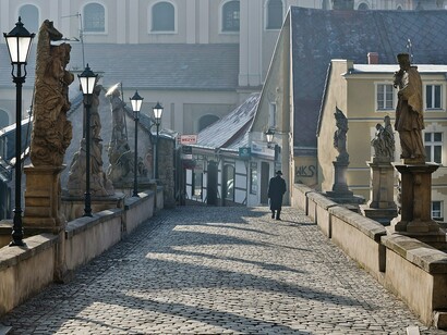 Niederschlesien; die Brücktorbrücke in Glatz (heute Kłodzko)