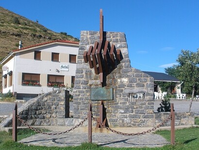 Monumento in onore del capitano Lozano, sull’altura di Aralla, a Sena de Luna, accanto ai resti di una trincea della Guerra Civile in cui era commemorato, Spagna
