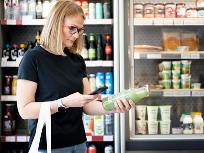 Informações nutricionais em embalagens. Com o objetivo de simplificar a nomenclatura, os alérgenos são declarados com seus nomes comuns, então se alguém é alérgico a caseína (uma das proteínas do leite), o item declarado será “leite” e não “caseína”