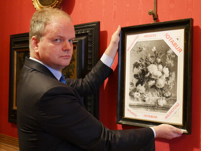 Eike Schmidt, direttore della Galleria degli Uffizi con l'avviso dell'opera trafugata