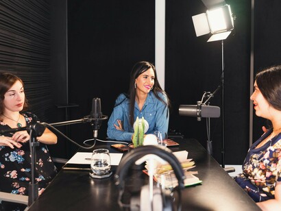 As redes sociais deram-nos um espaço sem filtro, sem editores, sem mediações. Antes, as conversas ficavam confinadas às mesas do café, aos almoços de família, aos corredores da escola ou do trabalho