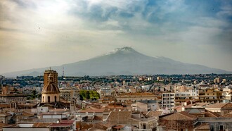 Cidade de Catânia, região da Sicília, na Itália, com o vulcão Etna ao fundo. O Etna é um dos maiores vulcões ativos da Europa