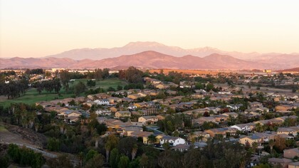 A serene suburban sunset near Murrieta, California, where rolling hills and distant mountains cradle the gateway to the rejuvenating haven of this hot springs getaway spot © Photo by Bri Amato
