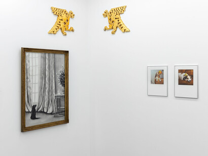 Varios artistas, Hay un pájaro azul en mi corazón, vista de exhibición. Cortesía de Galería Hache. Foto por Ignacio Iasparra