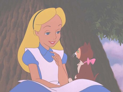 Nel testo di Carroll, un’Alice assai stranita dall’incontro con la Duchessa scorge all’improvviso un gatto sopra un albero non molto distante