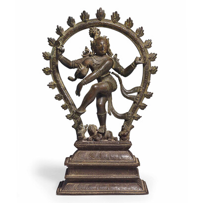Shiva baila sobre un enano, Apasmara Purusha, que representa la ignorancia, el deseo terrenal y el ciclo de renacimiento que encarcela a los humanos