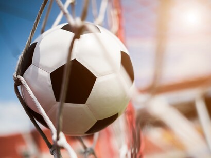 Spesso isolato e sotto pressione, il portiere deve combinare riflessi fulminei, capacità tattiche e freddezza mentale