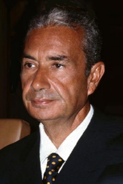 Aldo Moro fu rapito il 16 marzo 1978 dalle Brigate Rosse, un'organizzazione terroristica di estrema sinistra. Dopo 55 giorni di prigionia, durante i quali lo Stato rifiutò di trattare con i terroristi, Moro fu trovato morto il 9 maggio 1978 nel bagagliaio di un'auto parcheggiata in Via Caetani, a Roma