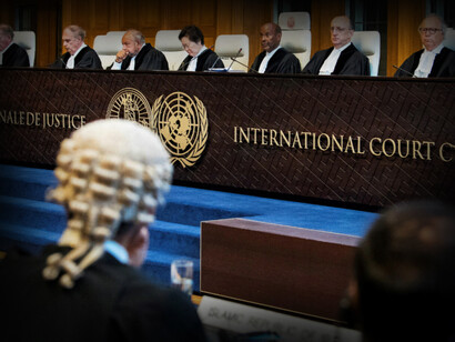 Las funciones principales de la Corte Internacional de Justicia son resolver por medio de sentencias las disputas que le sometan los Estados y emitir dictámenes u opiniones consultivas para dar respuesta a cualquier cuestión jurídica que le sea planteada