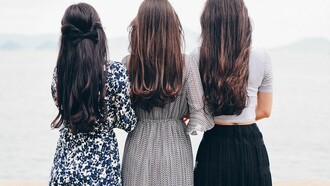 Tres mujeres de espaldas