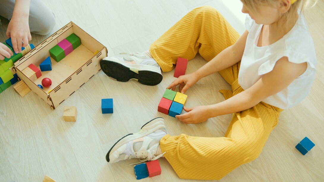 Bambina gioca. Accettare le differenze: la meravigliosa storia di due bambini che hanno imparato ad amarsi