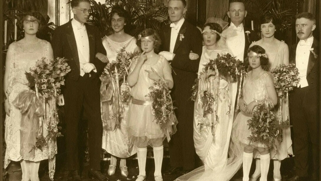 A autora de …E o Vento Levou, Margaret Mitchell (sexta pessoa da esquerda para a direita) casou-se com Berrien Kinnard Upshaw (centro) em 1925. Muitos estudiosos apontam que o personagem de Rhett Butler foi baseado no primeiro marido de Margaret Mitchell e que ele não era para ser um personagem romântico como pintado no filme, mas sim um personagem narcisista e abusivo. Alguns também argumentam que tanto ele quanto Ashley amavam uma forma idealizada de Scarlet. A relação de Rhett e Scarlet se parece muito com o livro Frankstein, onde Rhett é o doutor Frankstein e Scarlet é a sua criação: quando ele perde o controle sobre ela, decide abdicar da responsabilidade sobre o seu erro
