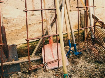 Quando precarietà amministrativa e assenza di tutele si incontrano, il rischio di sfruttamento diventa parte integrante del modello produttivo