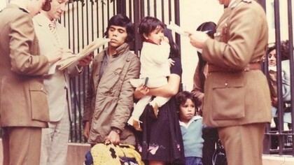 Carabineros y Emilio Barbarani mientras controlan los documentos a la sálida de la embajada de Italia,1974