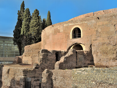 Cerca de la entrada, estaban colocadas las tablas de bronce con la inscripción Res Gestae