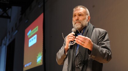 Padre Paolo Dall'Oglio a veDrò 2012. Il 29 luglio 2013 è stato rapito in Siria. Nel giugno 2025 viene diffusa la notizia secondo cui i resti di padre Paolo Dall'Oglio sarebbero stati ritrovati in una fossa comune in Siria. Non ci sono fonti ufficiali