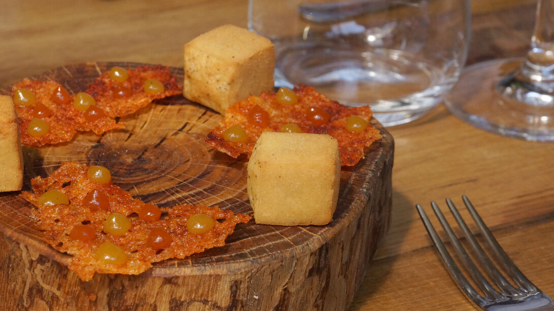 Fried chickpea-flour squares (based on the traditional farinata) and pecorino crackers with dots of purée of smokes paprika
