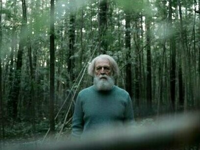 Idoso solitário. A solidão tem um impacto ainda mais grave sobre a população idosa. À medida que os anos avançam, os vínculos sociais tendem a se estreitar: aposentadoria, perda de cônjuges e amigos, doenças que limitam a mobilidade, tudo isso contribui para um afastamento progressivo do convívio social



