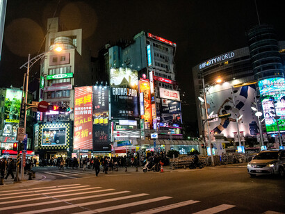 Au cœur de Tokyo, la capitale japonaise, les foules se croisent dans un ballet incessant, symbole d’une métropole où tradition et hypermodernité coexistent chaque jour
