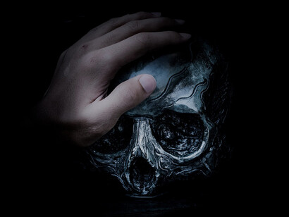 Uma caveira é um símbolo quase universal de morte e que, inevitavelmente, implica a perda de um familiar ou ente querido