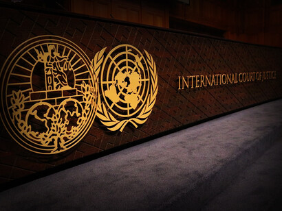 Logo oficial de la Corte Internacional de Justicia, establecida en el año 1945 en La Haya, Países Bajos