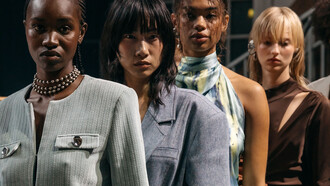 Modelos no backstage da Copenhagen Fashion Week vestem roupas da marca Gestuz para o lançamento da nova campanha em janeiro e fevereiro de 2024