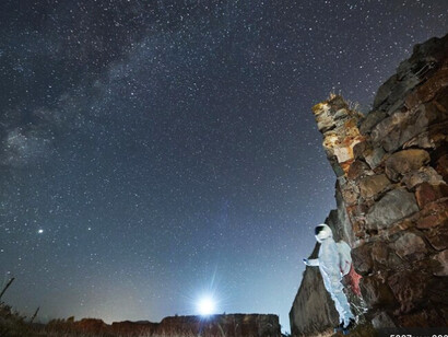 Hasta hace un siglo, pensábamos que todo estaba formado por átomos - y que esos átomos estaban formados por un núcleo hecho de protones y neutrones alrededor del cual orbitaban electrones