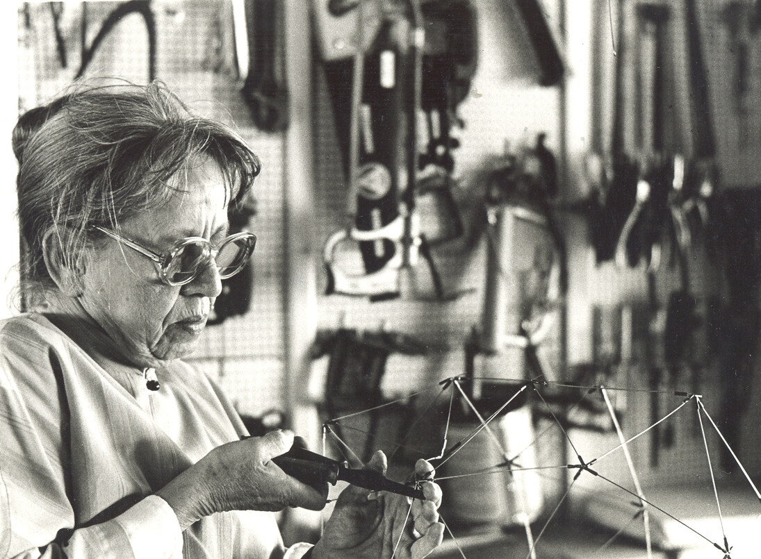 Gego in her studio, ca. 1978, Photo: Ricardo Goldman © Fundación Gego, Courtesy Dominique Lévy Gallery, New York / London
