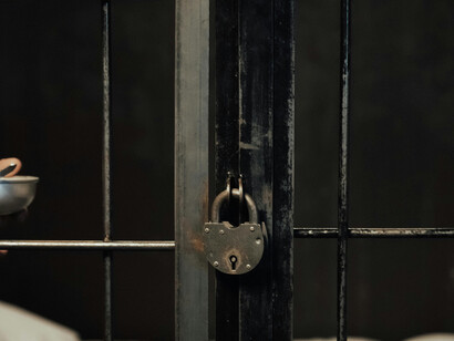 As falas marcantes de Andy Dufresne e Redding sublinham o tema da esperança, liberdade e o impacto da prisão no indivíduo, mostrando a complexidade de se sentir livre em um ambiente de repressão