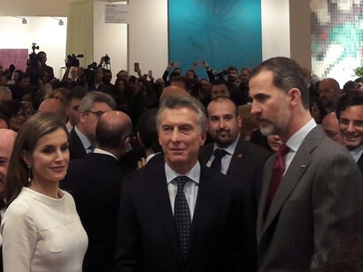 Los Reyes de España junto al presidente argentino Mauricio Macri durante su visita a ARCO 2017