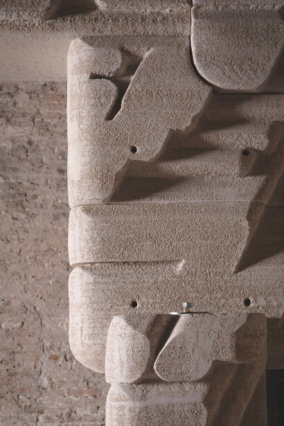 La lastra, asimmetricamente posizionata, è post-tesa e scavata internamente per spostare il baricentro verso la colonna portante. Ph Lloyd Lee